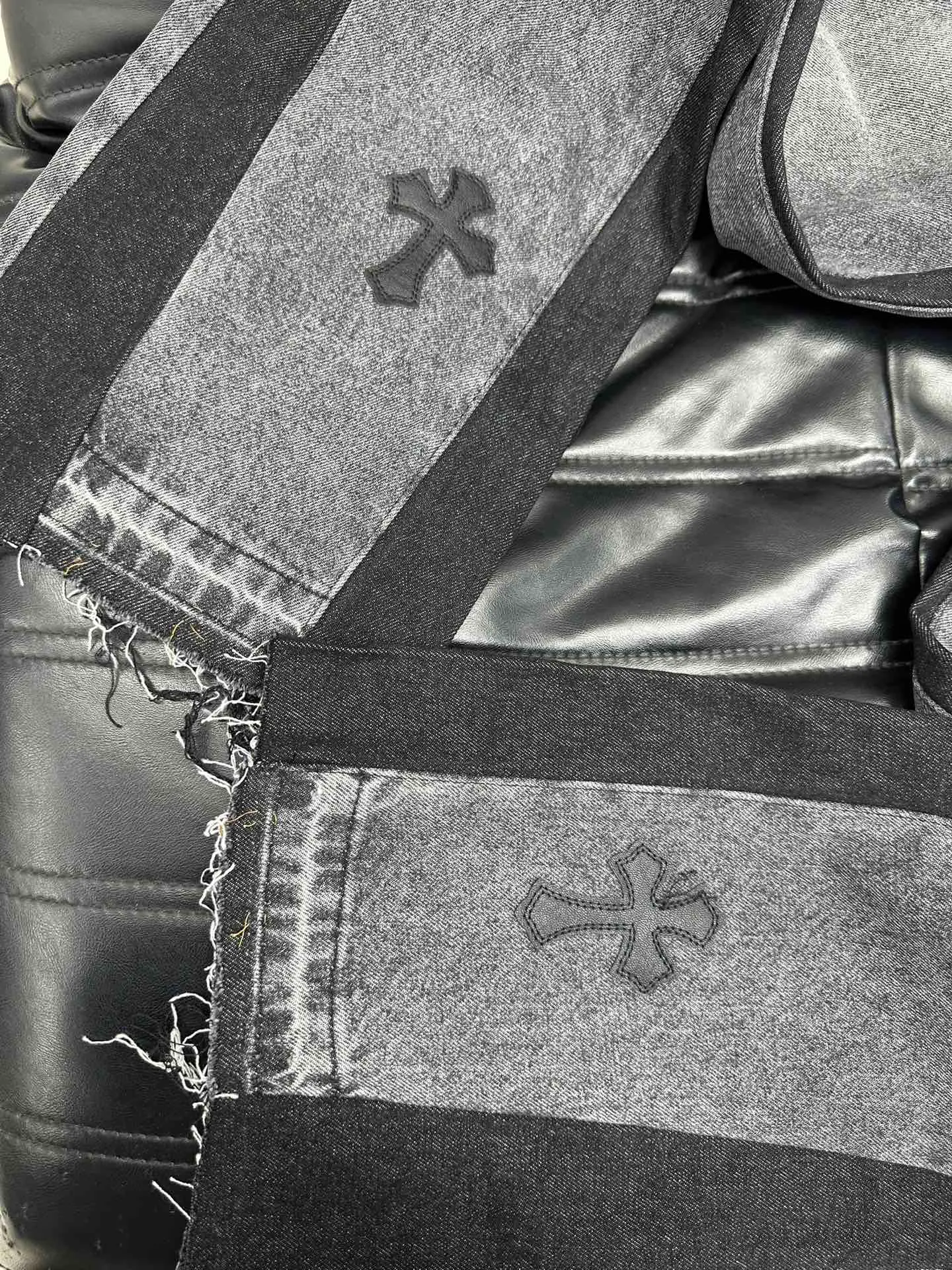 #8102 P260💰 Independent GALLERY DEPT. Vintage splicing black and gray snowflake pattern cross loose washed flared jeans - truly restore the ultimate texture of Vintage - original hardware accessories washed and other elevators, QR code analysis are all purchased from the original factory, high degree of restoration, welcome to compare with a certain product~ - three-dimensional version loose and comfortable, not picky about the figure, tall and slim, factory Seiko, original factory quality control, same style for men and women, can be matched with couples, versatile recommendation Essential jeans for all seasons - sizes: 28 30 32 34 36